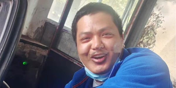 面對又臭又臟的污水管，他毫不猶豫地……