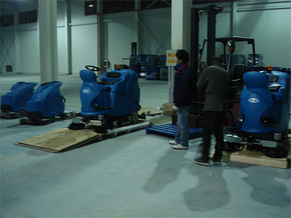 南京鋼鐵集團(tuán)駕駛式洗地機(jī)案例
