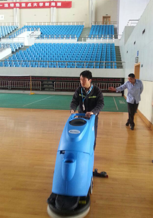 南京航空航天大學洗地機案例
